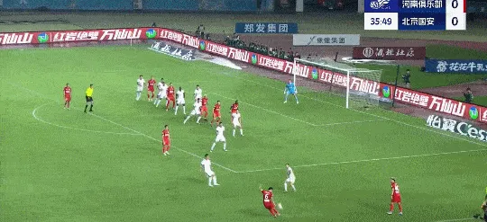 阿奇姆彭乱战中射门，裁判吹罚越位